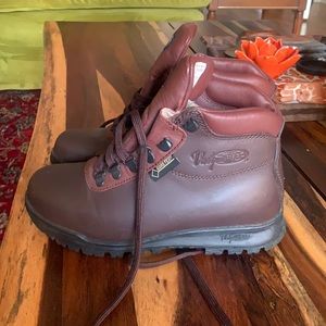 Women’s Vasque sundowner gore-Tex size 6.